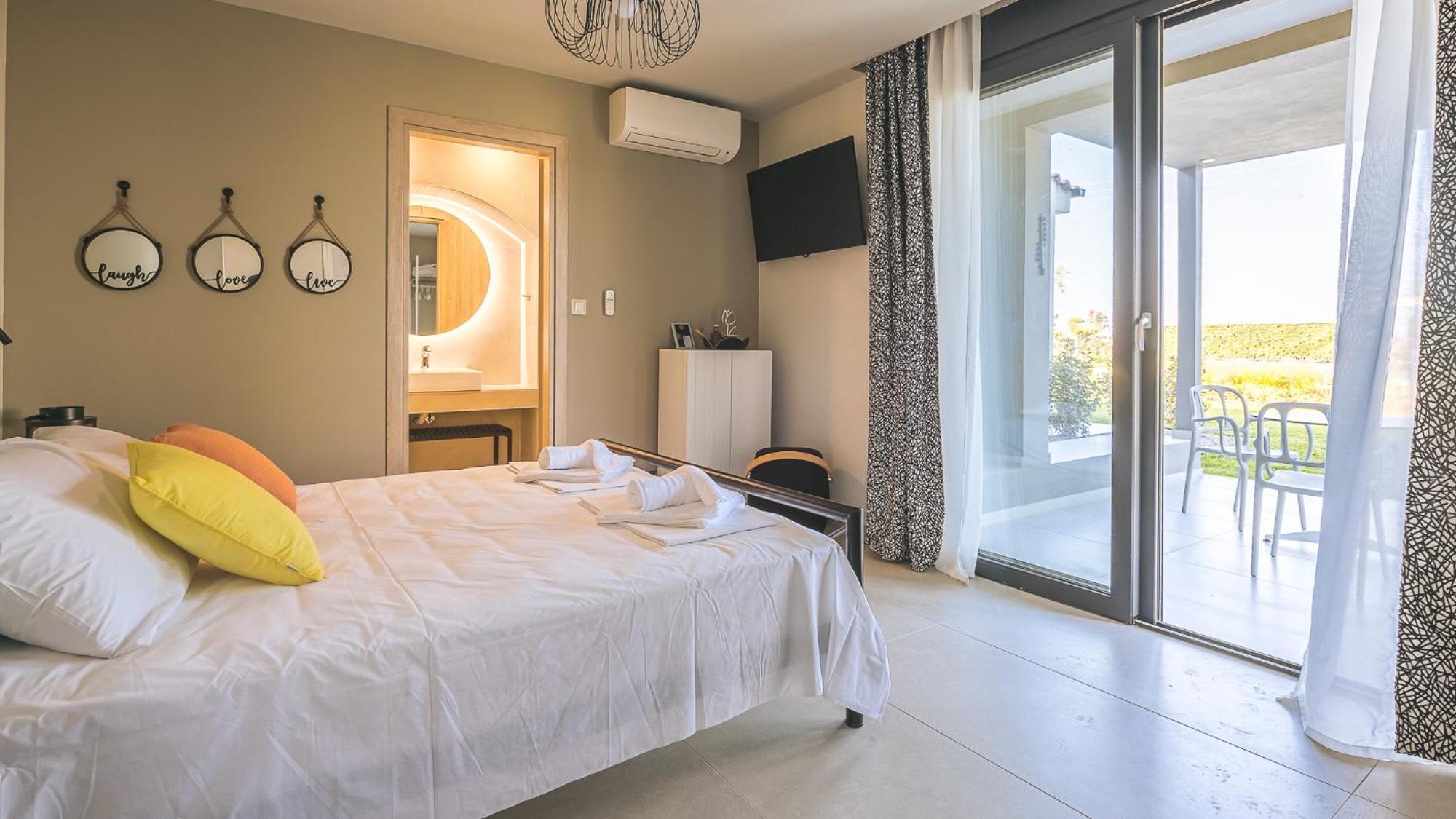 Electra Beachfront Suites, Nea Irakleia Kültér fotó